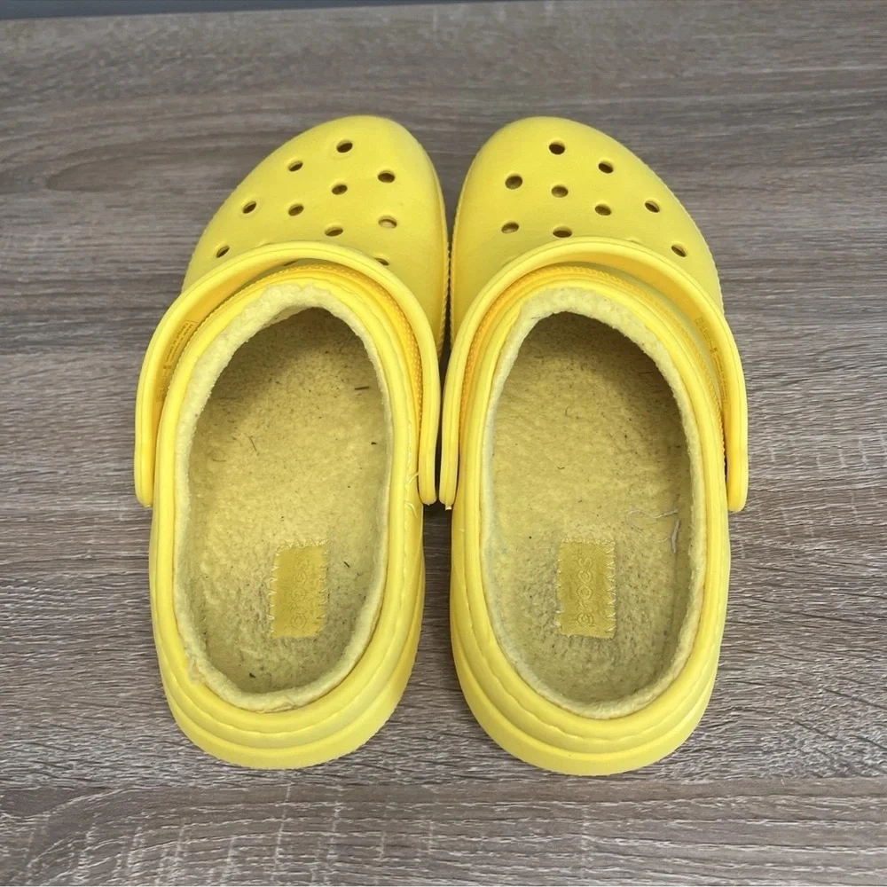 Crocs Youth J2 Fleece-Lined Classic Clogs Yellow | Kids Slip-On Shoes - Picture 5 of 7